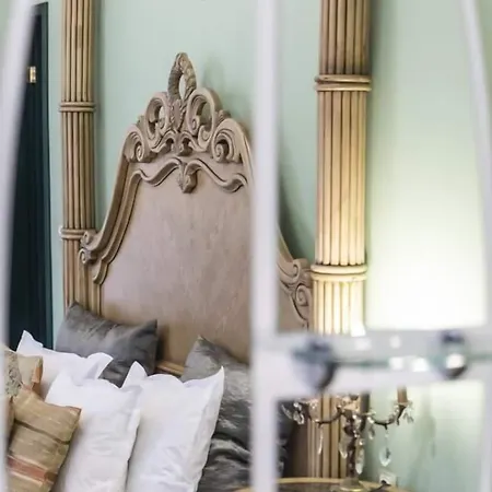 Charlino Plaza מלון 3*